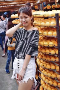 CC姐热裤美腿与柿子合影写真