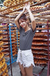 CC姐热裤美腿与柿子合影写真