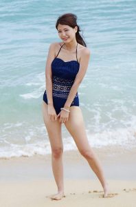 CC姐沙滩蓝色吊带泳装长腿迷人