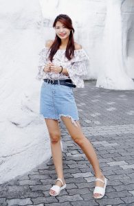 CC姐在动物园拍照片腿不是一般好看