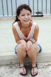 CC姐海边旅行时大腿照 准备去海滩了