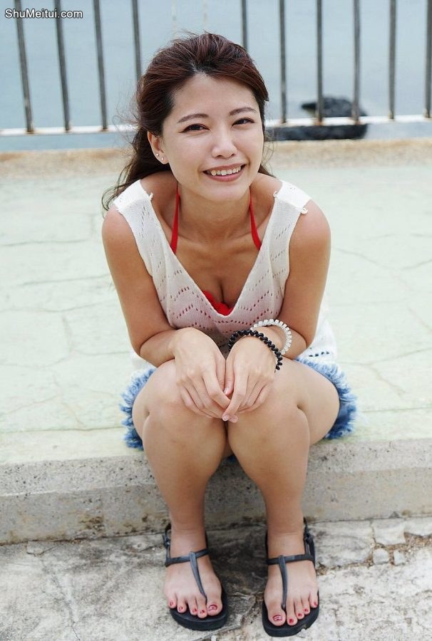 CC姐海边旅行时大腿照 准备去海滩了[第1张/共22张]