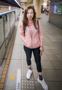 堂堂姐在游乐场里的紧身裤短棉袜