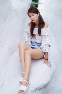 CC姐在动物园拍照片腿不是一般好看