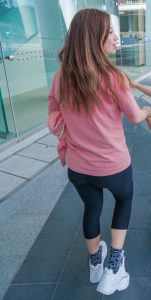 堂堂姐在游乐场里的紧身裤短棉袜