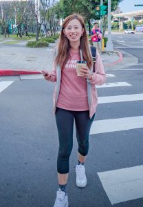 堂堂姐在游乐场里的紧身裤短棉袜