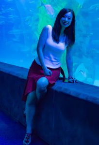 堂堂在韩国旅行时的照片身穿红裙红裙气质迷人