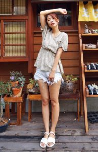 假日里CC姐穿热裤展示自己曼妙的长腿