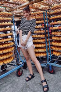 CC姐热裤美腿与柿子合影写真