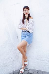 CC姐在动物园拍照片腿不是一般好看