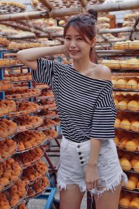 CC姐热裤美腿与柿子合影写真