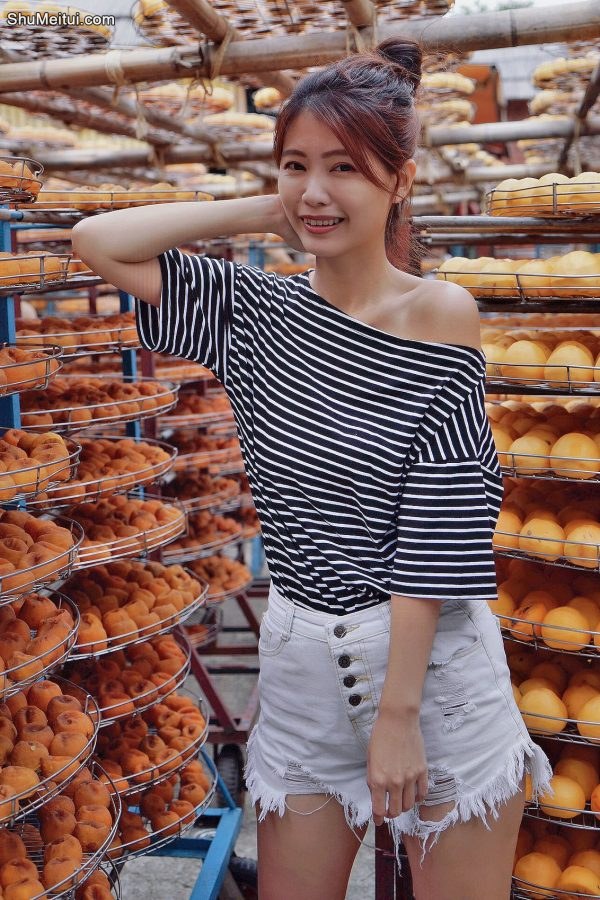 CC姐热裤美腿与柿子合影写真[第7张/共21张]