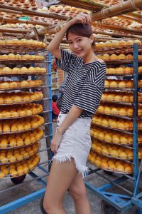 CC姐热裤美腿与柿子合影写真