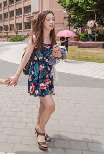 自信美丽的堂堂姐花裙美腿春意盎然