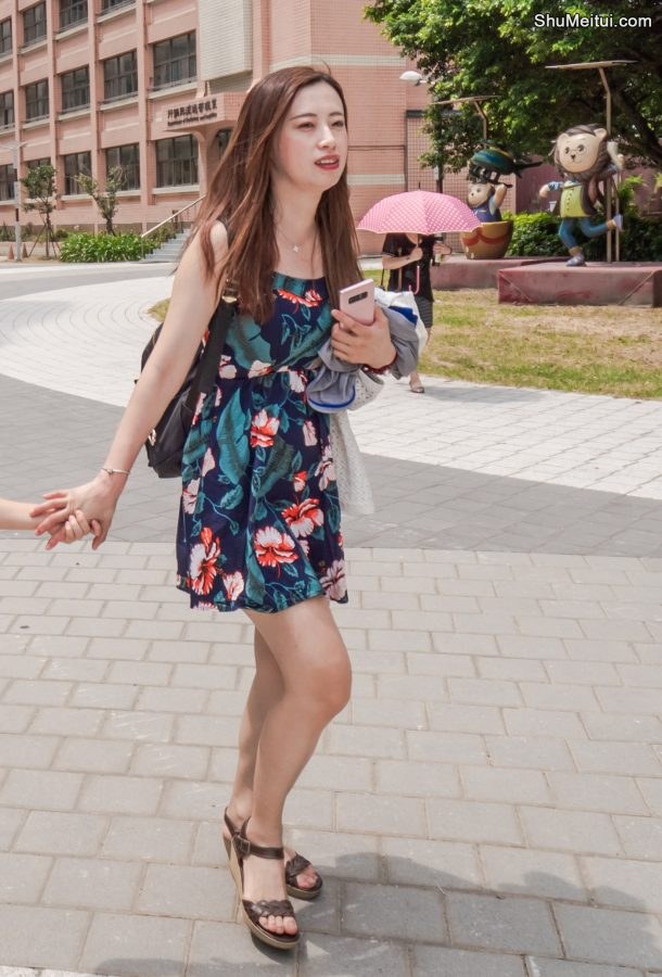 自信美丽的堂堂姐花裙美腿春意盎然[第3张/共12张]