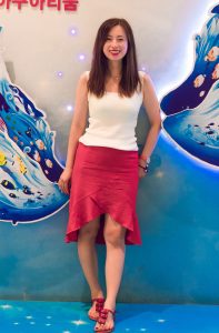 堂堂在韩国旅行时的照片身穿红裙红裙气质迷人