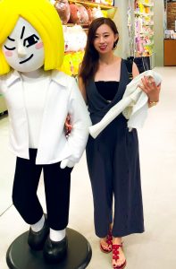 堂堂乘地铁外出玉足穿上红色凉鞋