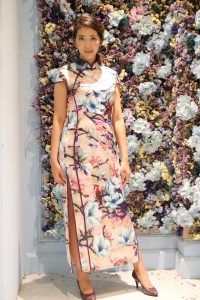 穿旗袍展示凹凸有致好身材的嫂子