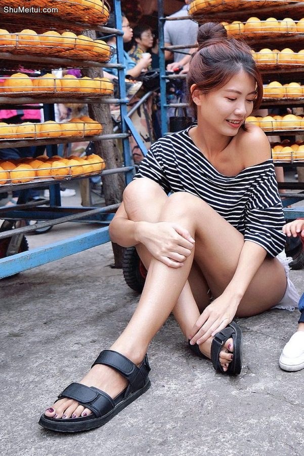 CC姐热裤美腿与柿子合影写真[第12张/共21张]