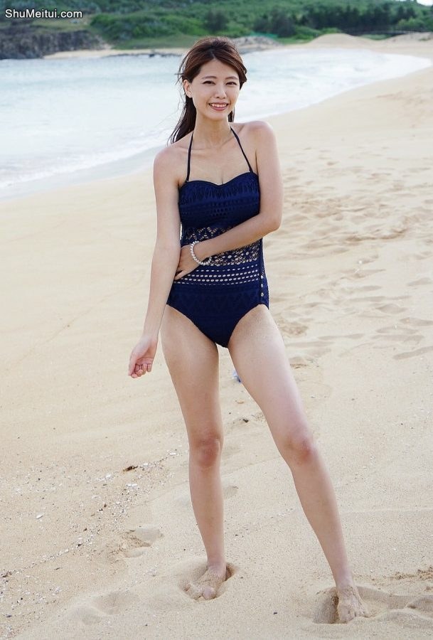 CC姐沙滩蓝色吊带泳装长腿迷人[第15张/共28张]