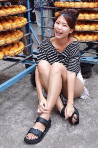 CC姐热裤美腿与柿子合影写真