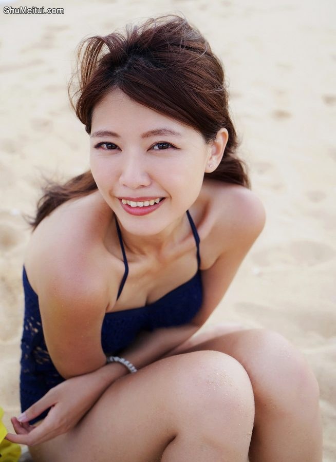 CC姐沙滩蓝色吊带泳装长腿迷人[第17张/共28张]