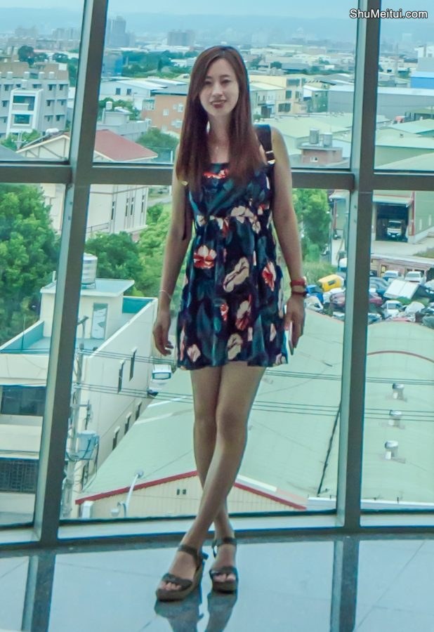 自信美丽的堂堂姐花裙美腿春意盎然[第5张/共12张]