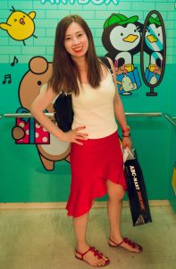 堂堂在韩国旅行时的照片身穿红裙红裙气质迷人