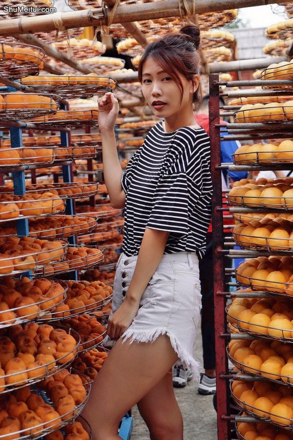 CC姐热裤美腿与柿子合影写真[第2张/共21张]