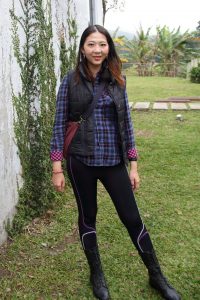 气质美女李鸽鸽户外穿紧身裤腿型真的很好