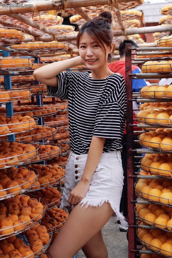 CC姐热裤美腿与柿子合影写真[第4张/共21张]