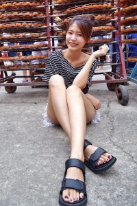 CC姐热裤美腿与柿子合影写真