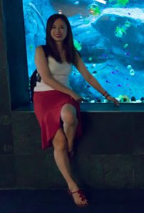 堂堂在韩国旅行时的照片身穿红裙红裙气质迷人