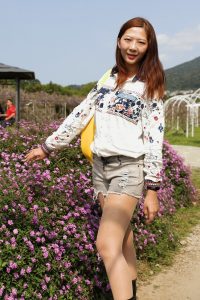 气质美女腿型好看穿超薄肉丝袜外出拍照