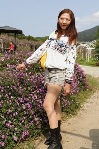 气质美女腿型好看穿超薄肉丝袜外出拍照