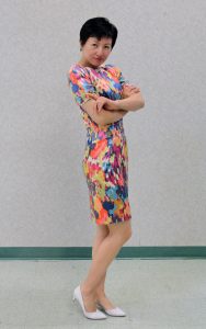 旗袍俱乐部培训班开课-一名身材不错穿尖头高跟鞋的短发熟姐