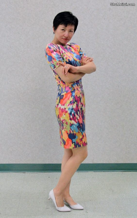 旗袍俱乐部培训班开课-一名身材不错穿尖头高跟鞋的短发熟姐[第3张/共4张]