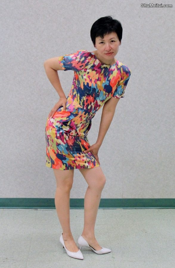 旗袍俱乐部培训班开课-一名身材不错穿尖头高跟鞋的短发熟姐[第2张/共4张]