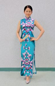 旗袍俱乐部培训班开课-大气的姐姐穿蓝色旗袍