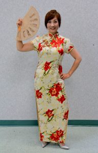 旗袍俱乐部培训班开课-穿了两套旗袍的成熟阿姨