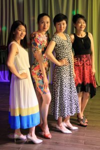 旗袍俱乐部培训班开课-穿紧身修身短裙的大姐和好姐妹们合影