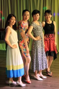 旗袍俱乐部培训班开课-穿紧身修身短裙的大姐和好姐妹们合影