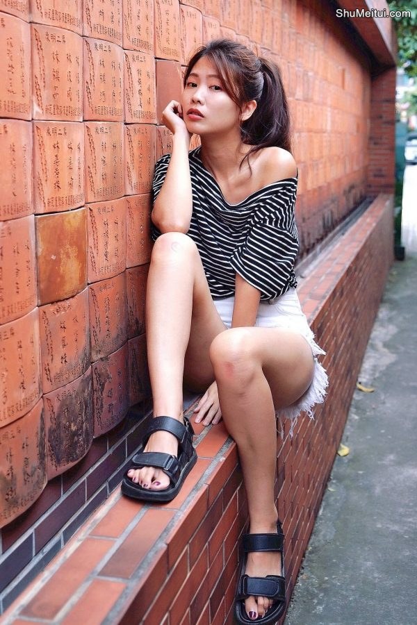 CC姐身穿牛仔热裤展示自己华丽的长腿[第4张/共40张]