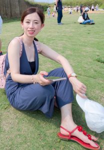 堂堂白皙的玉足穿了好看的红色凉鞋