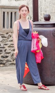 堂堂白皙的玉足穿了好看的红色凉鞋