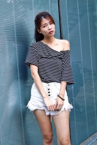 CC姐身穿牛仔热裤展示自己华丽的长腿