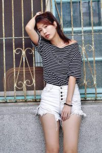 CC姐身穿牛仔热裤展示自己华丽的长腿