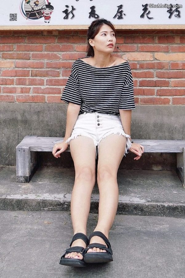 CC姐身穿牛仔热裤展示自己华丽的长腿[第17张/共40张]