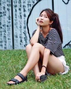 CC姐身穿牛仔热裤展示自己华丽的长腿