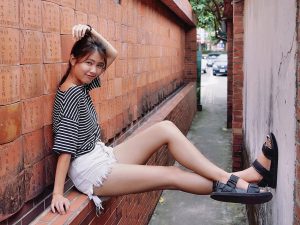 CC姐身穿牛仔热裤展示自己华丽的长腿